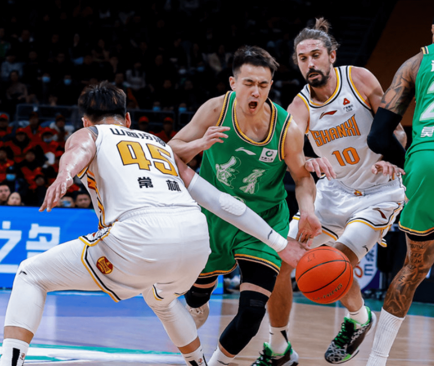 法兰克福训练开放日；集结日防线松动引欢呼；CBA常规赛在即；赛程密集仍需轮换的简单介绍