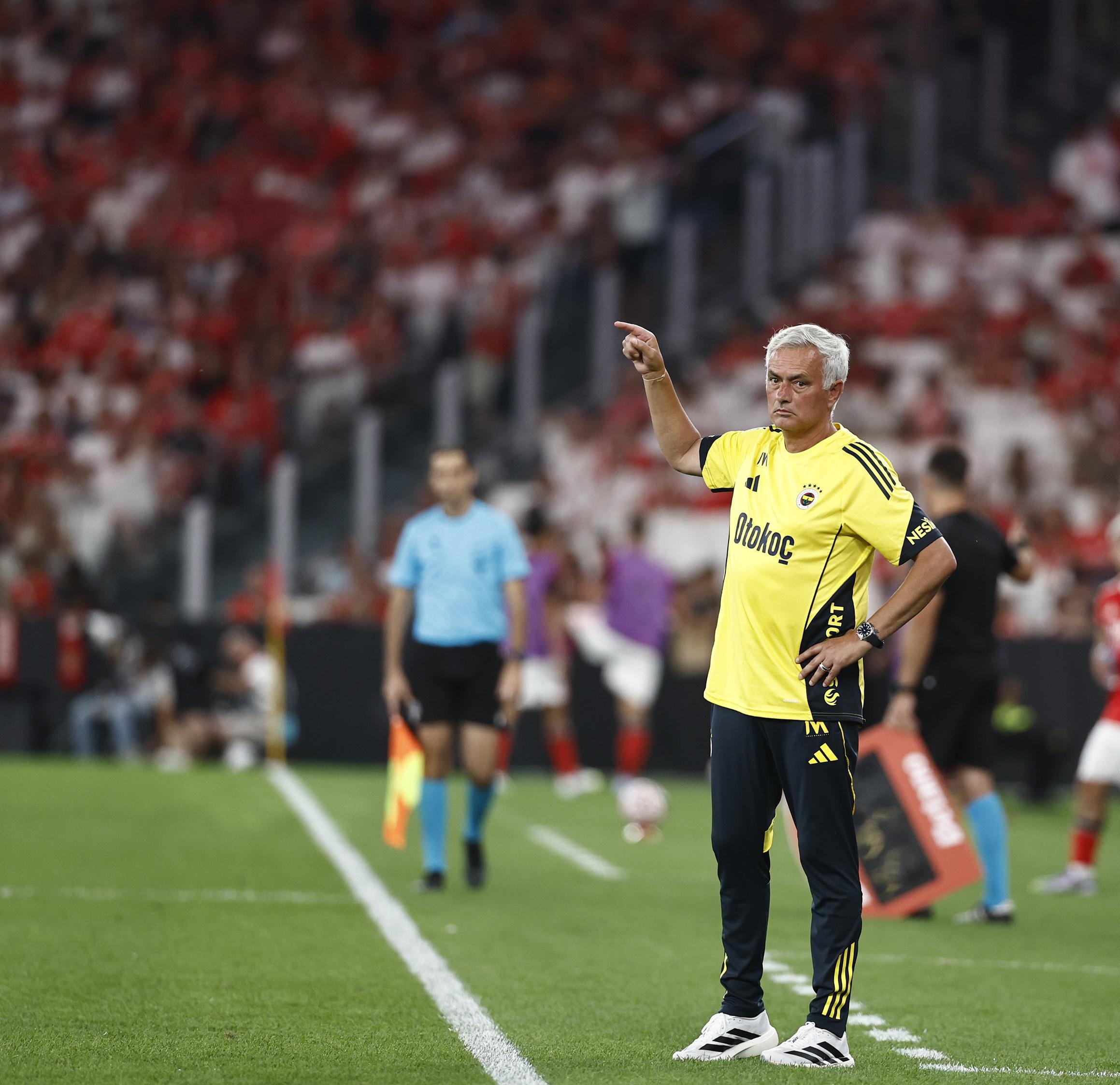 切尔西发布备战花絮，窗口期回应争议，欧联任务艰巨，高层口径保持一致的简单介绍