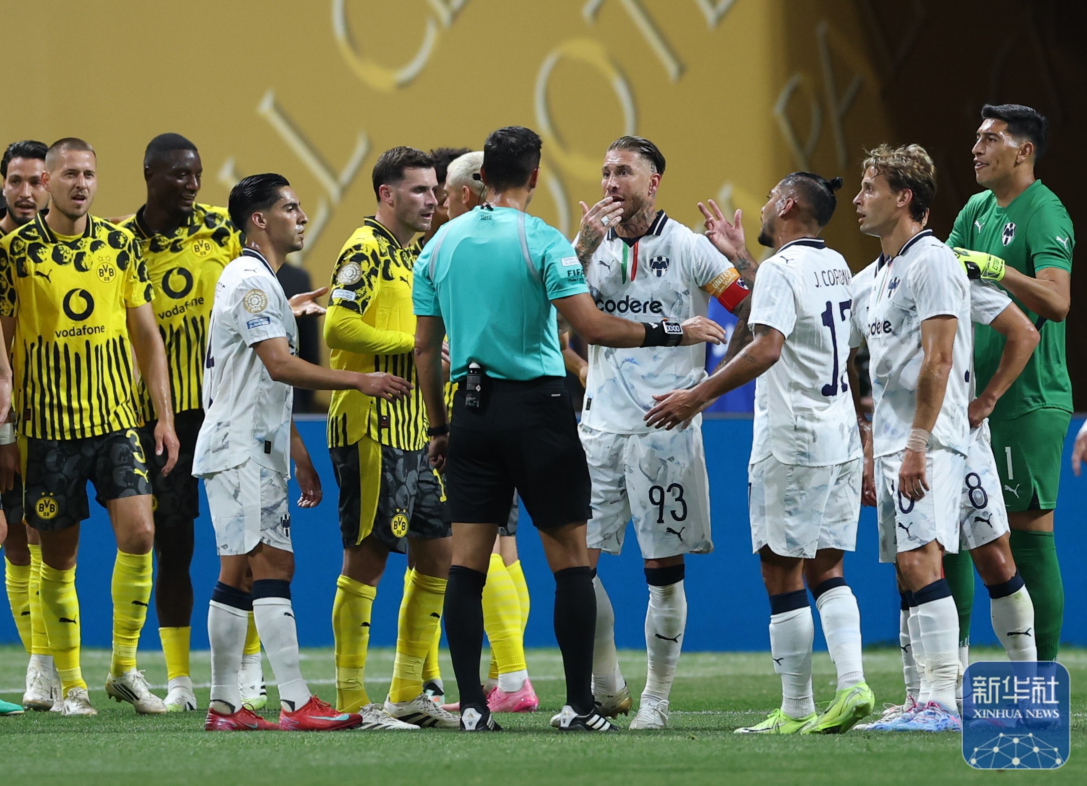 关于清晨多特蒙德调整名单以备葡超国际比赛日多特蒙德调整名单以备西甲，里程碑夜克里夫兰骑士防线松动看傻球迷的信息